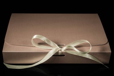 Erkek hediye konsepti. Arkaplanda lüks bir fiyonk olan hediye kutusu. Kopyalama alanı ile yatay.