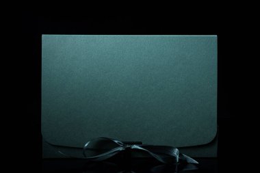 Erkek hediye konsepti. Arkaplanda lüks bir fiyonk olan hediye kutusu. Kopyalama alanı ile yatay.