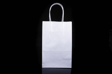 Geri dönüşümlü el işi kağıt çanta, hediyeler ve paket yemek siyah arka planda taklit ediliyor. Çevre dostu tek kullanımlık plastik torbalardan daha