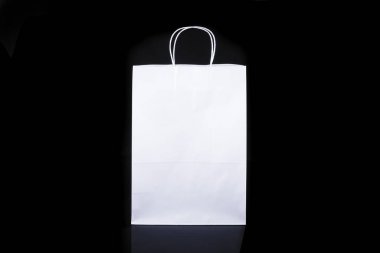 Geri dönüşümlü el işi kağıt çanta, hediyeler ve paket yemek siyah arka planda taklit ediliyor. Çevre dostu tek kullanımlık plastik torbalardan daha