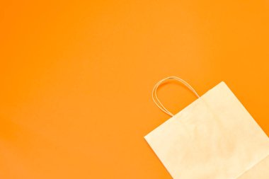 Renkli arka planda en üstteki kahverengi kağıt alışveriş torbası, boş kahverengi kağıt alışveriş torbası ve fotokopi alanı. Düz yatıyordu.