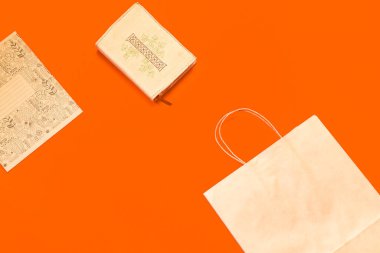 Renkli arka planda en üstteki kahverengi kağıt alışveriş torbası, boş kahverengi kağıt alışveriş torbası ve fotokopi alanı. Düz yatıyordu.