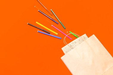 Renkli arka planda en üstteki kahverengi kağıt alışveriş torbası, boş kahverengi kağıt alışveriş torbası ve fotokopi alanı. Düz yatıyordu.