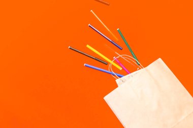 Renkli arka planda en üstteki kahverengi kağıt alışveriş torbası, boş kahverengi kağıt alışveriş torbası ve fotokopi alanı. Düz yatıyordu.