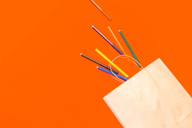 Renkli arka planda en üstteki kahverengi kağıt alışveriş torbası, boş kahverengi kağıt alışveriş torbası ve fotokopi alanı. Düz yatıyordu.