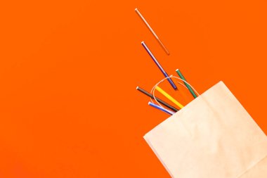 Renkli arka planda en üstteki kahverengi kağıt alışveriş torbası, boş kahverengi kağıt alışveriş torbası ve fotokopi alanı. Düz yatıyordu.