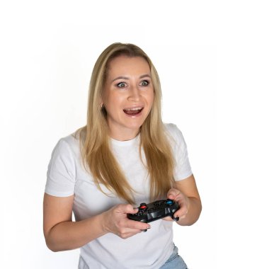 Beyaz arka planda izole edilmiş Playstation bağımlısı mutlu, heyecanlı, gülümseyen, video oyunu oynayan bir kadının fotoğrafı.