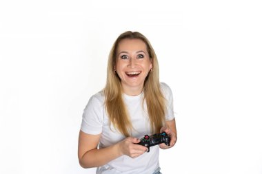Beyaz arka planda izole edilmiş Playstation bağımlısı mutlu, heyecanlı, gülümseyen, video oyunu oynayan bir kadının fotoğrafı.