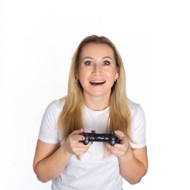 Beyaz arka planda izole edilmiş Playstation bağımlısı mutlu, heyecanlı, gülümseyen, video oyunu oynayan bir kadının fotoğrafı.