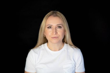 Sarı saçlı, yeşil gözlü, kaşları çatık genç bir kadın şüpheyle bakıyor ve bir şeylerden şüpheleniyor. İnsan duyguları ve ifadeleri kavramı