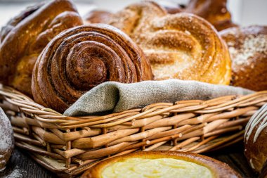 Taze ekmek, çeşitli lezzetli taze pişmiş ekmek beyaz arka planda, fotokopi alanı. Zanaatkar ekmek kompozisyonu çeşitliliği, üst görünüm