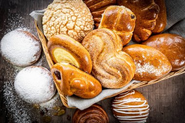 Taze ekmek, çeşitli lezzetli taze pişmiş ekmek beyaz arka planda, fotokopi alanı. Zanaatkar ekmek kompozisyonu çeşitliliği, üst görünüm