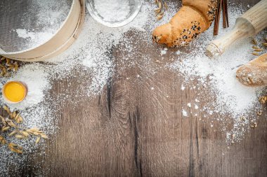 Fırın, çeşitli ekmek çeşitleri. Ekmek ruloları, baget, bagel, tatlı çörek ve kruvasan yukarıdan yakalanır (düz yatak). Siyah arkaplan, bedava kopyalama alanı. Yatay pankart düzeni.