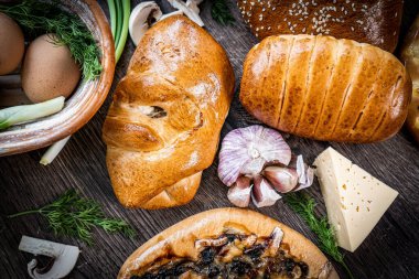 Turta ve ev yapımı ekmek, pizza ya da turta karışımı. Mutfak masasının arkasında besin düzlüğü. Tereyağı, süt, maya, un, yumurta, şekerli hamur işi veya fırında çalışmak. Metin uzayı