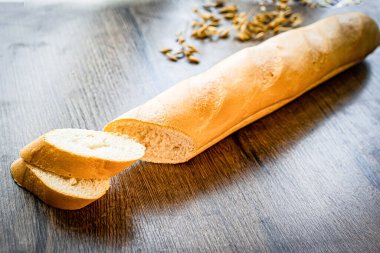 Natürmort poolish ile Fransız taze ekmeği baget ile ahşap kesme tahtası ve buğday sığ dof