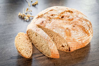 Pastanenin masasında ekmek var. Küçük endüstri ve sağlıklı gıda kavramı.