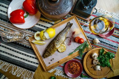 Balık baharatlı, şarap ve salatalı fırında balık deniz kabuğu. Restoranda pişmiş deniz ürünleri. Üst Manzara. Sağlıklı beslenme