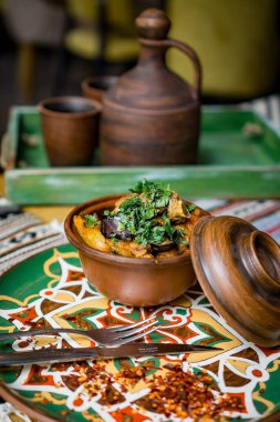 Masada bir sürü yemek var. Gürcistan mutfağı. en üstteki görünüm.
