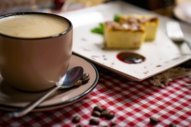Geleneksel Gürcistan tatlıları ve fındıklı tatlılar, ceviz, üzüm suyu, bal, çikolata. Baklava, nakhini, taze meyve ve şekerli meyve. Geleneksel Türk kahvesi.