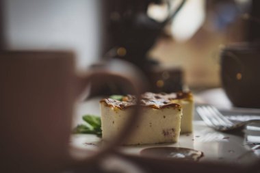 Geleneksel Gürcistan tatlıları ve fındıklı tatlılar, ceviz, üzüm suyu, bal, çikolata. Baklava, nakhini, taze meyve ve şekerli meyve. Geleneksel Türk kahvesi.