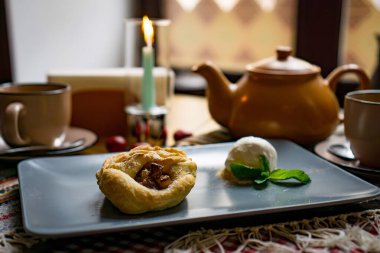 Geleneksel Gürcistan tatlıları ve fındıklı tatlılar, ceviz, üzüm suyu, bal, çikolata. Baklava, nakhini, taze meyve ve şekerli meyve. Geleneksel Türk kahvesi.