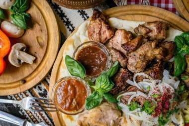 Lezzetli Avrupa ve Slav mutfağı büyük masada misafirleri bekliyor. yemek ve üst manzaralı masa