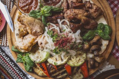 Gürcistan mutfağının zengin sofra yemekleri, bir sürü lezzetli yemek, şarap, kızarmış et.