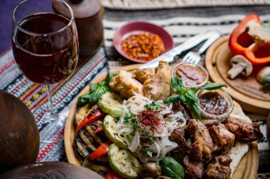Gürcistan mutfağının zengin sofra yemekleri, bir sürü lezzetli yemek, şarap, kızarmış et.