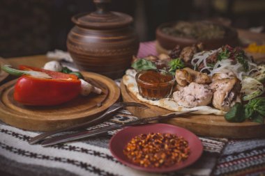 Gürcistan mutfağının zengin sofra yemekleri, bir sürü lezzetli yemek, şarap, kızarmış et.