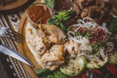 Sağlıklı yağda kızartılmış balkabağı ve yeşil yapraklı yeşil sebzeli orta pişmiş biftek ve sebze.