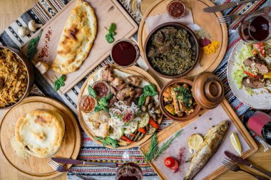 Ahşap masada bir sürü yiyecek var. Gürcistan mutfağı. Üst Manzara. Düz yatıyordu. Khinkali Gürcistan yemekleri