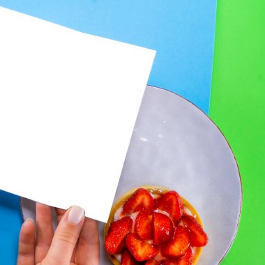 Renkli arka planda meyve kabaklı elma havucu.