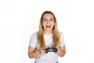 Beyaz arka planda izole edilmiş Playstation bağımlısı mutlu, heyecanlı, gülümseyen, video oyunu oynayan bir kadının fotoğrafı.