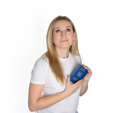 Beyaz tişörtlü üzgün sarışın Ukraynalı kadın Ukrayna pasaportu taşıyor üzgün yüzlü beyaz arka plan, olumsuz reddedilme konsepti