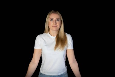 Güzel, sarışın bir kadının yakın plan fotoğrafı şık beyaz elbiseler doğrudan boş uzay güzelliği prosedürü siyah arka planda izole.