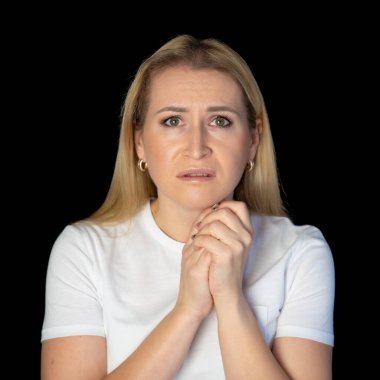 Beyaz tişörtlü, güzel saçlı, sarışın bir kadının portresi. Güzel bir kadın stüdyoda kameraya bakıyor..