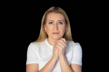 Beyaz tişörtlü, güzel saçlı, sarışın bir kadının portresi. Güzel bir kadın stüdyoda kameraya bakıyor..