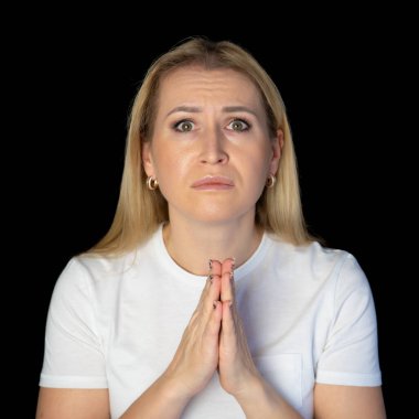 Beyaz tişörtlü, güzel saçlı, sarışın bir kadının portresi. Güzel bir kadın stüdyoda kameraya bakıyor..