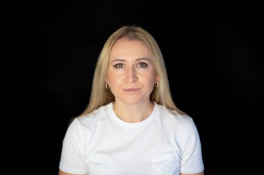 Sarı saçlı, yeşil gözlü, kaşları çatık genç bir kadın şüpheyle bakıyor ve bir şeylerden şüpheleniyor. İnsan duyguları ve ifadeleri kavramı