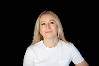 Sarı saçlı, yeşil gözlü, kaşları çatık genç bir kadın şüpheyle bakıyor ve bir şeylerden şüpheleniyor. İnsan duyguları ve ifadeleri kavramı