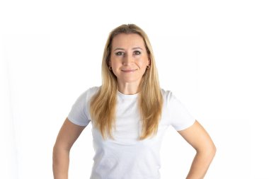 Kot pantolon ve t-shirt genç güzel kadın portresi ceplerinde el ele bakmak fotoğraf için kamera poz bakmak, gri stüdyo arka plan izole uzun saçlı güzel bin yıllık Kafkas kadın modeli