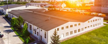 Modern bir lacivert depo cephesi