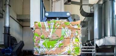 Kağıt geri dönüşüm kamyonu ve forklift eski kağıtları yeniden yüklüyor