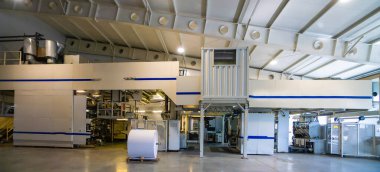 Kağıt rulo ve baskı malzemeleriyle büyük üretim deposu