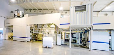 Kağıt rulo ve baskı malzemeleriyle büyük üretim deposu