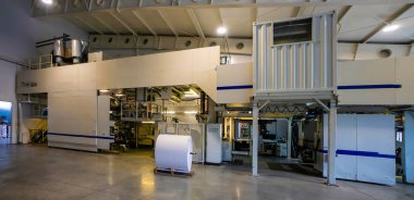 Kağıt rulo ve baskı malzemeleriyle büyük üretim deposu