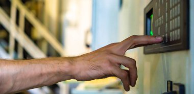 Asyalı mühendis, parmak tuşuna bas, Cnc makinesini kontrol et, Depodaki işçi fabrika makinelerini çalıştır,