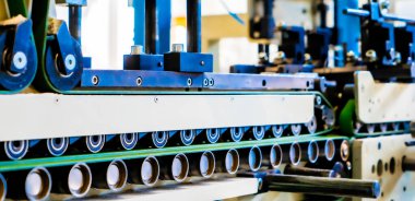 Uluslararası dağıtım için kağıt zarflar yapan endüstriyel bir zarf yapma makinesi. Seri üretim kağıt zarfları için otomatik mühendislik mekanizması.