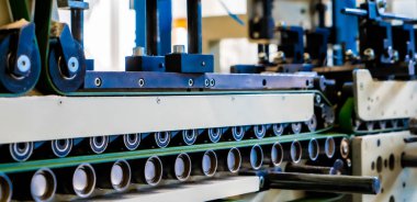 Uluslararası dağıtım için kağıt zarflar yapan endüstriyel bir zarf yapma makinesi. Seri üretim kağıt zarfları için otomatik mühendislik mekanizması.