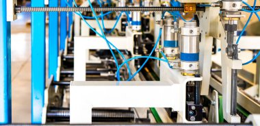 Kutulardaki ve bitmiş ürünlerdeki karton paketlerin montajı. Mekanizma üretim endüstrisi